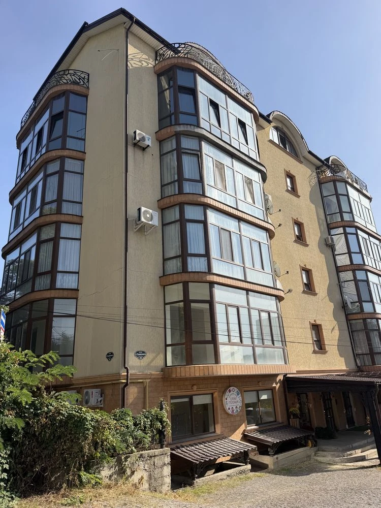 Sale of a two-story penthouse apartment, with a garden area