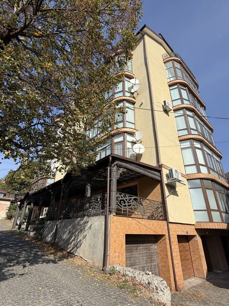 Sale of a two-story penthouse apartment, with a garden area