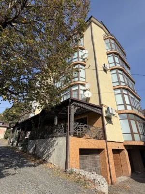 Sale of a two-story penthouse apartment, with a garden area