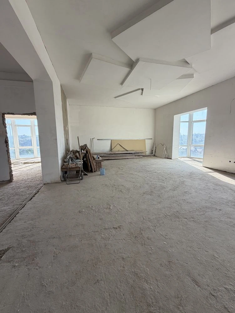 Sale of a two-story penthouse apartment, with a garden area