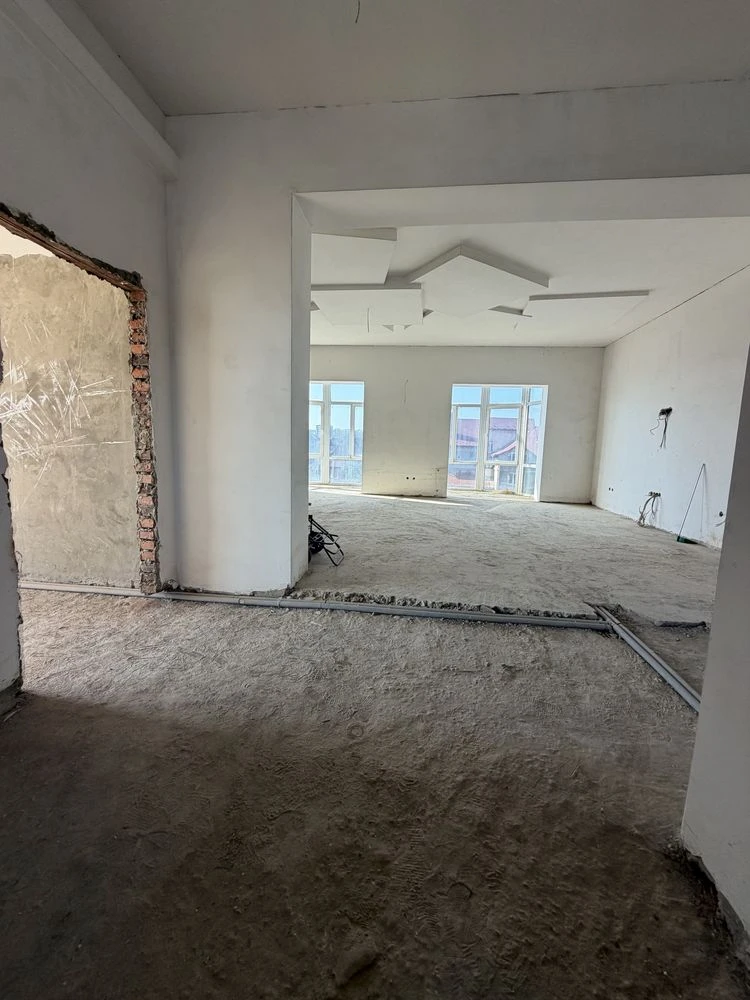 Sale of a two-story penthouse apartment, with a garden area