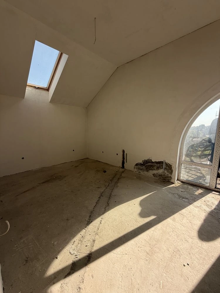Sale of a two-story penthouse apartment, with a garden area