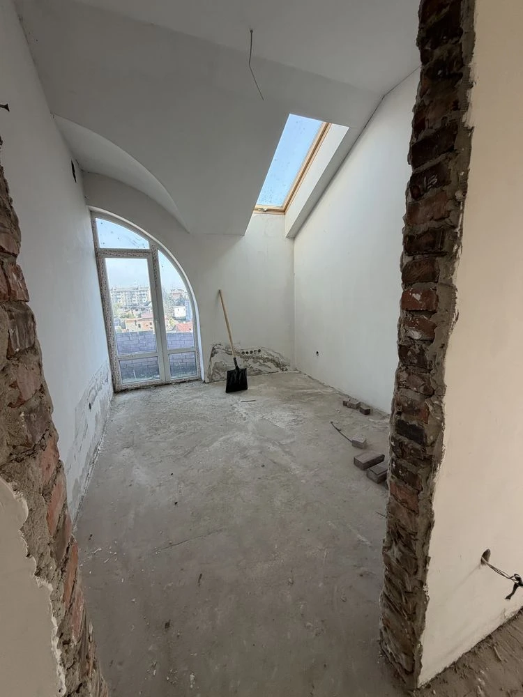Sale of a two-story penthouse apartment, with a garden area
