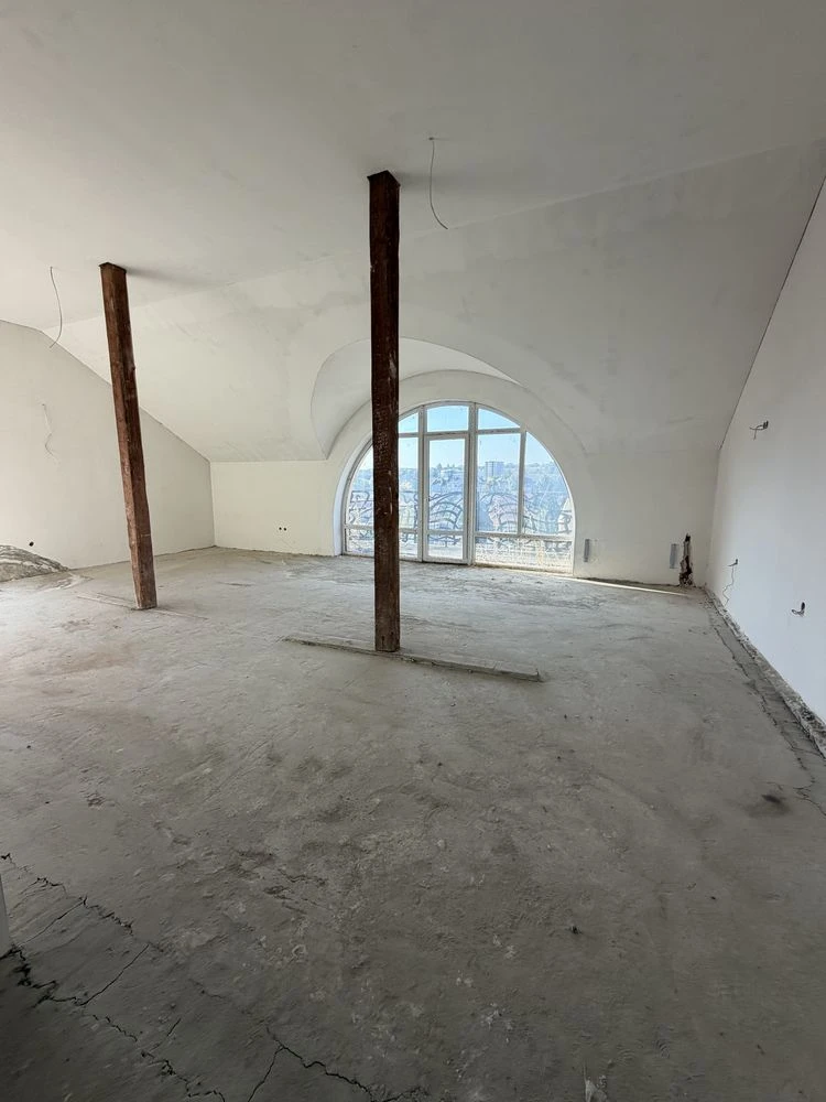Sale of a two-story penthouse apartment, with a garden area