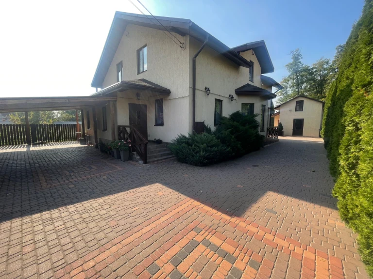 House for Sale: 186 sq m + Guest House 45 sq m, 11 Sections, K