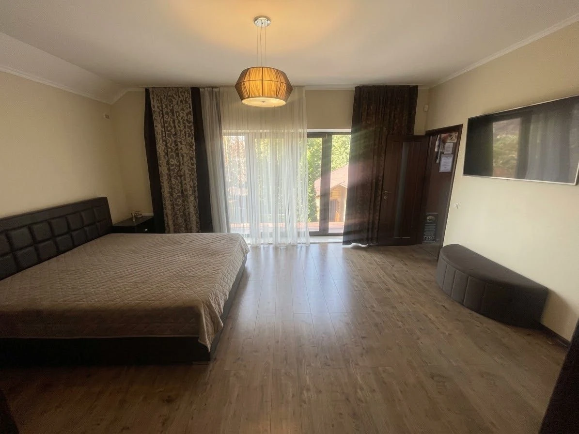 Продаж Будинок 186 м² + гостьовий будинок 45 м², 11 соток, К