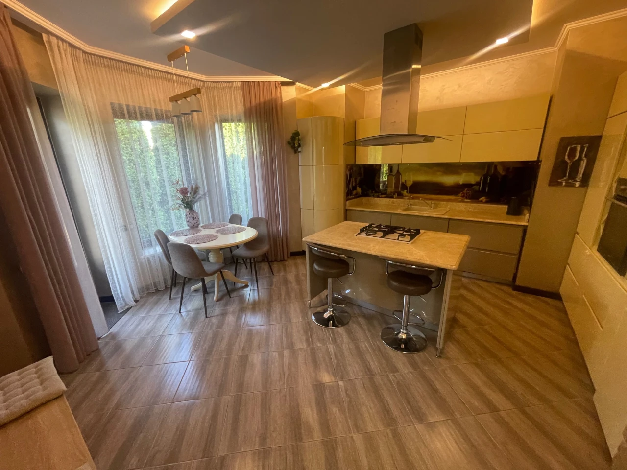 Продаж Будинок 186 м² + гостьовий будинок 45 м², 11 соток, К