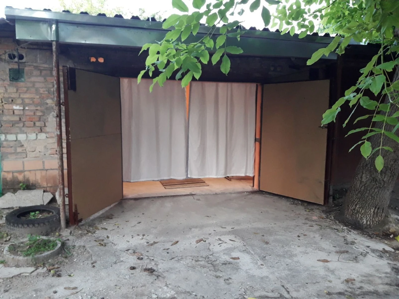 Garage in Cooperative 10, renovated