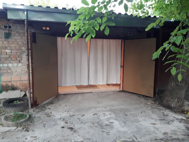 Garage in Cooperative 10, renovated