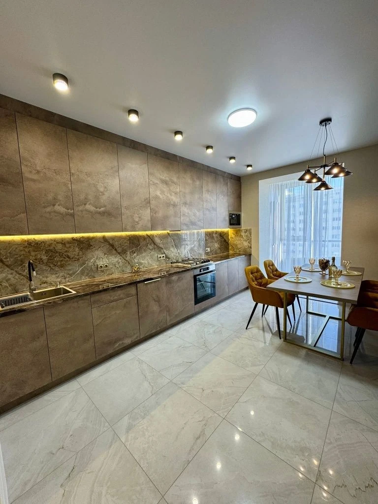 Luxury 2-bedroom apartment with a lake view