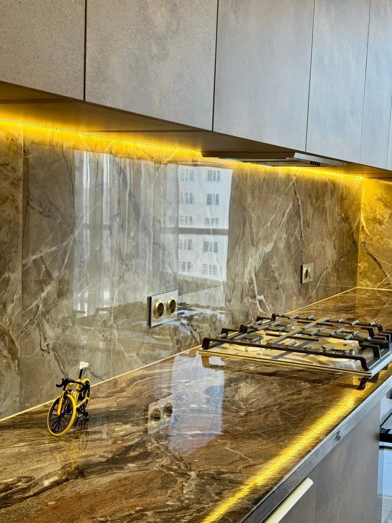 Luxury 2-bedroom apartment with a lake view