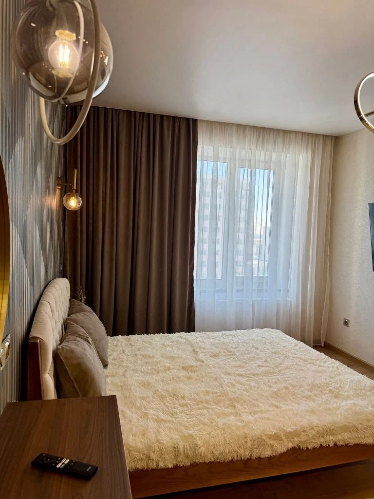 Luxury 2-bedroom apartment with a lake view