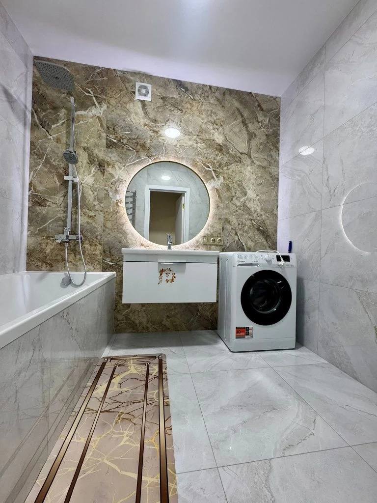 Luxury 2-bedroom apartment with a lake view