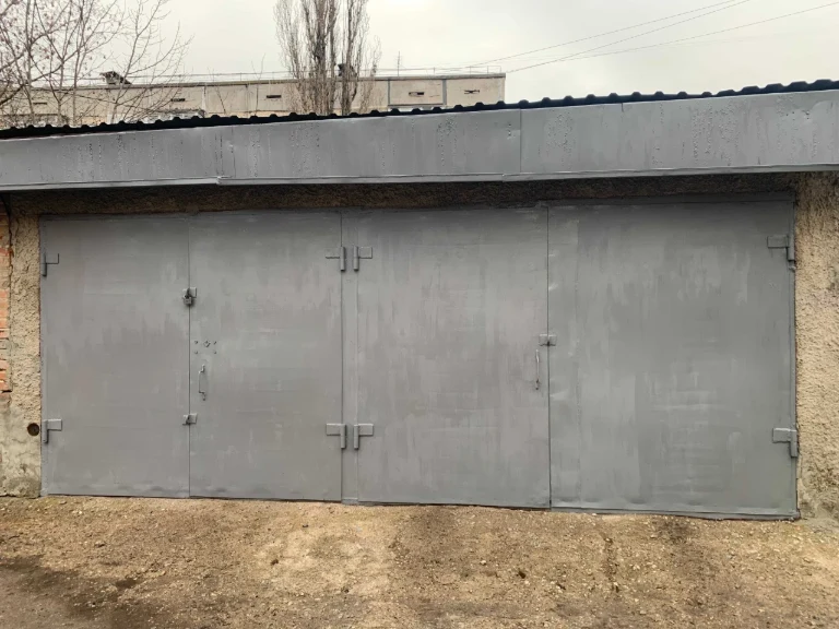 Garage for 2 cars, guarded area in the city