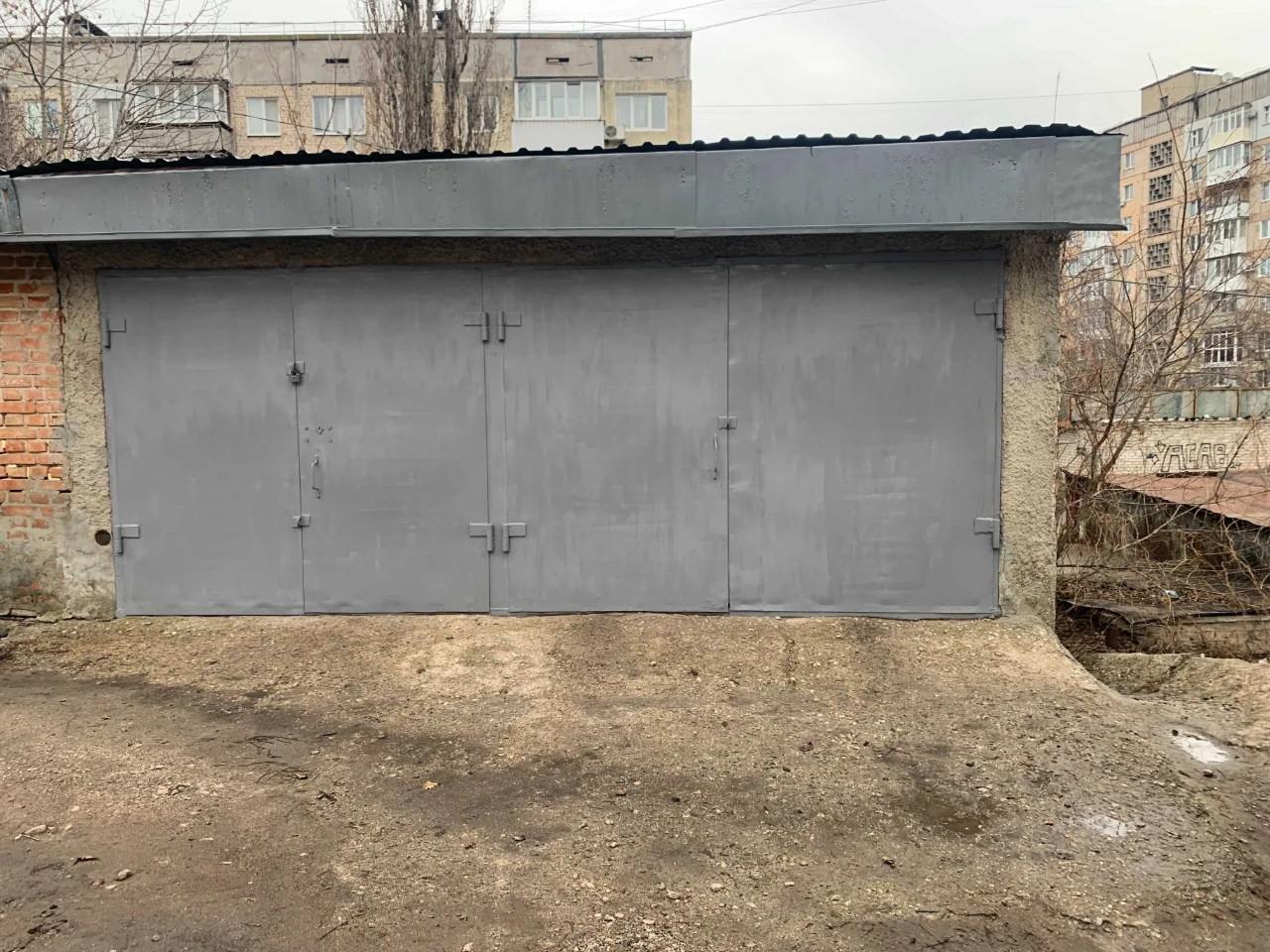 Garage for 2 cars, guarded area in the city