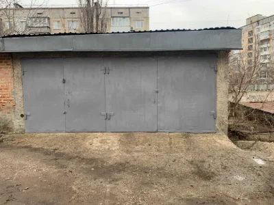 Garage for 2 cars, guarded area in the city