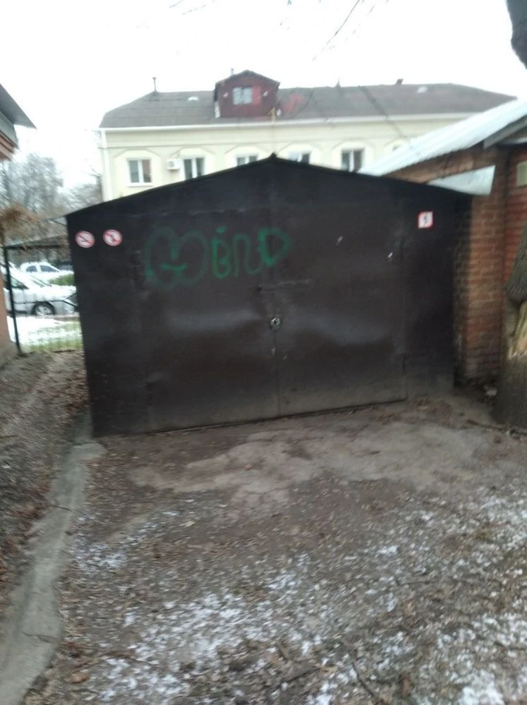 For sale iron garage in the city center or exchange for an electric vehicle