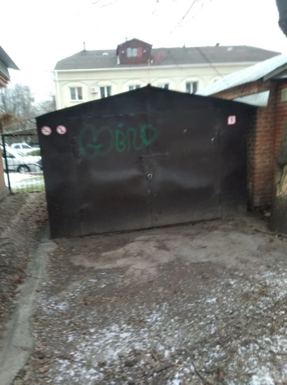 For sale iron garage in the city center or exchange for an electric vehicle