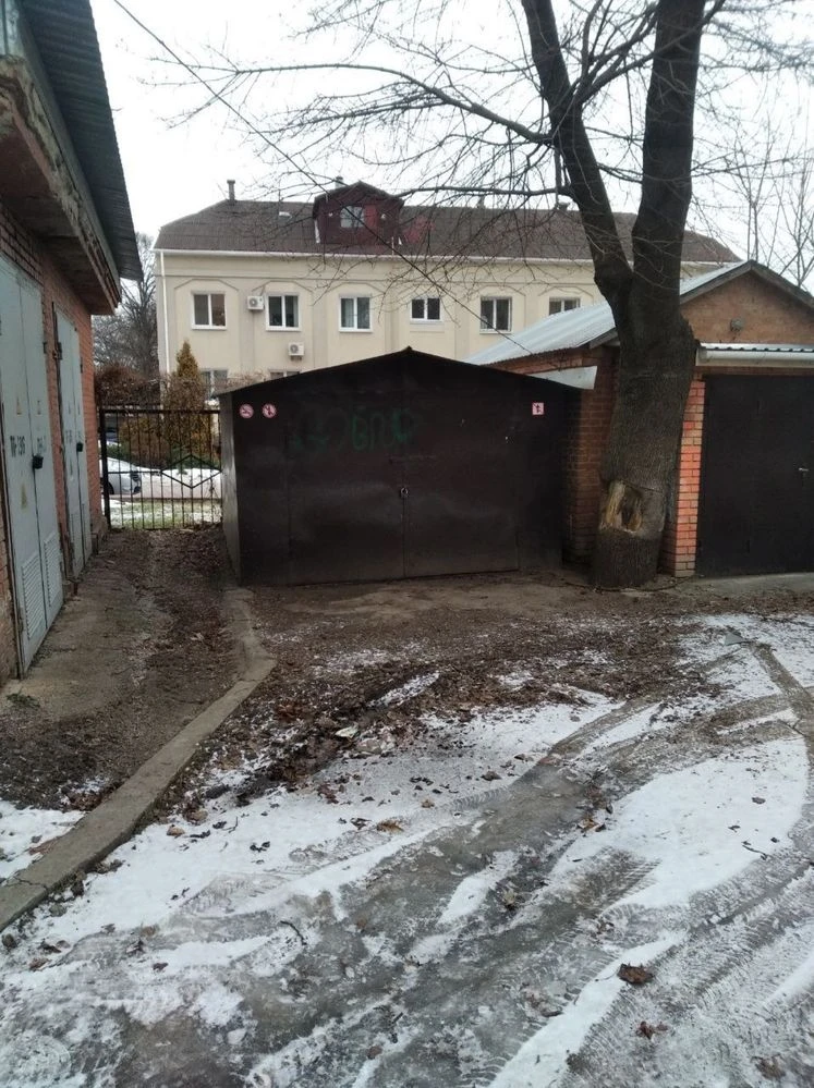 For sale iron garage in the city center or exchange for an electric vehicle