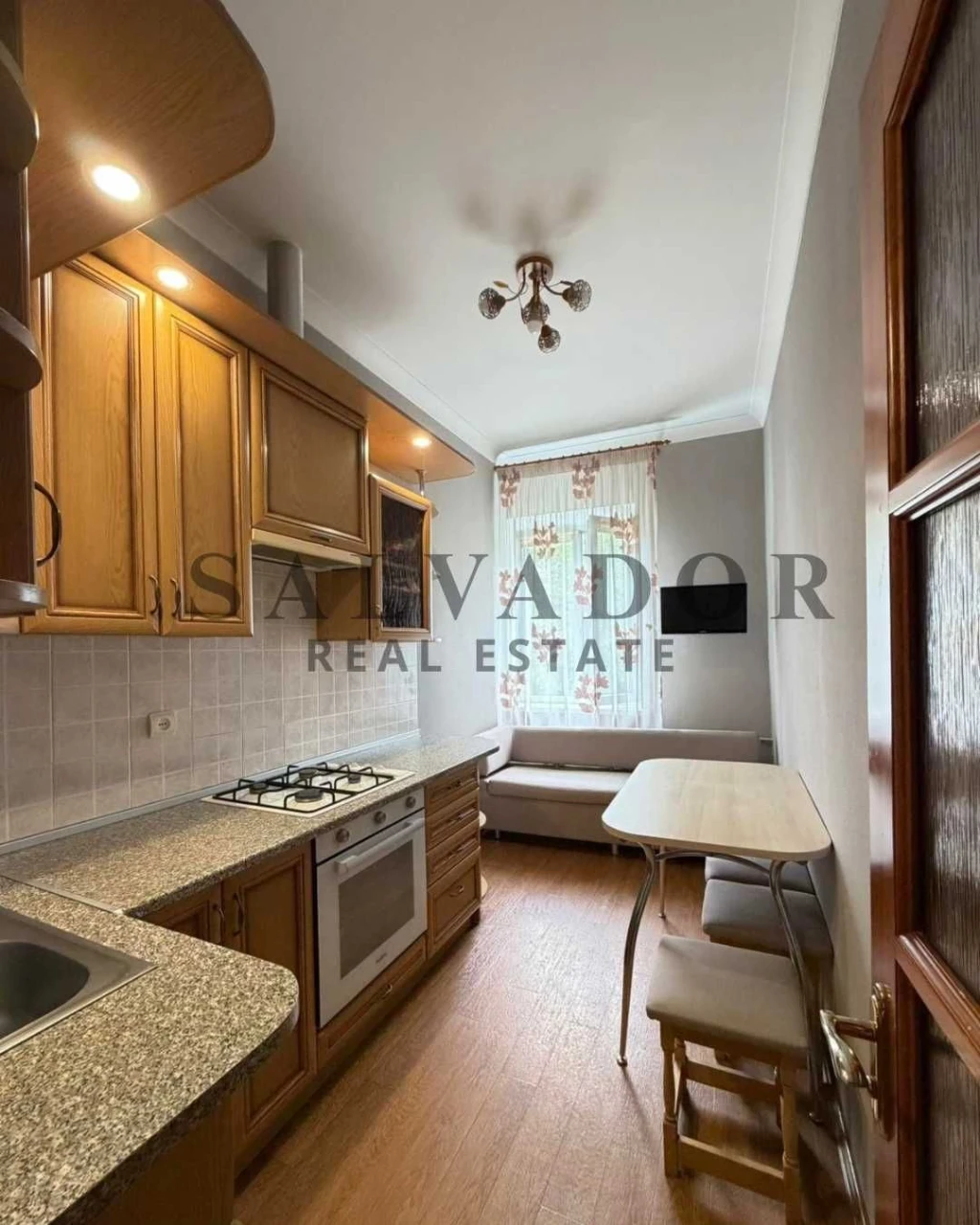 Продається 2-кімнатна квартира 56 м² з ремонтом, вул. Прохорівська