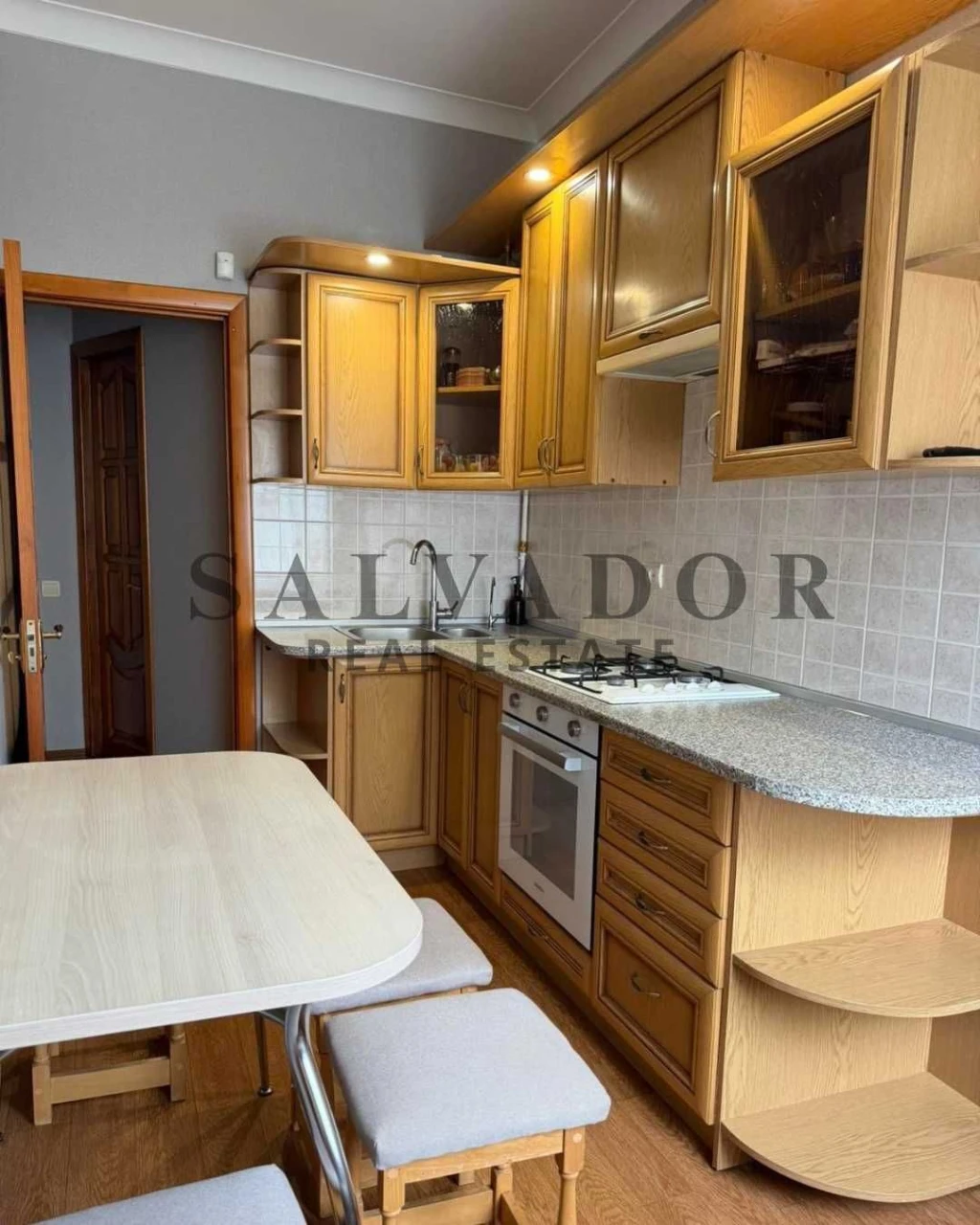 Продається 2-кімнатна квартира 56 м² з ремонтом, вул. Прохорівська