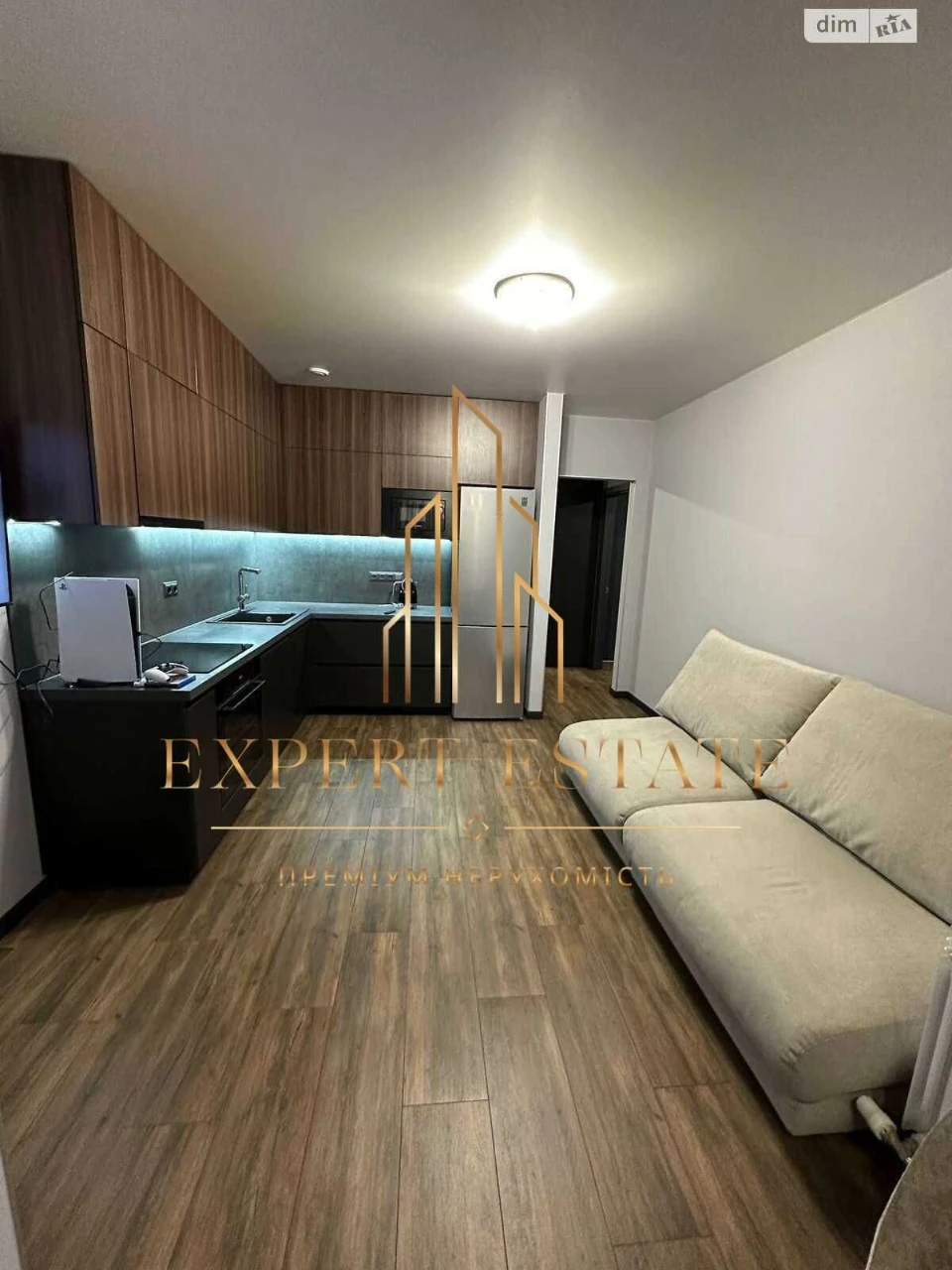 First time on sale! Designer apartment, top floor, metro