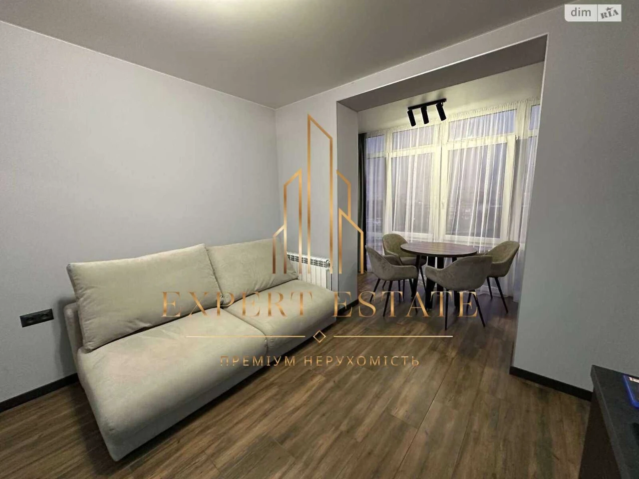 First time on sale! Designer apartment, top floor, metro