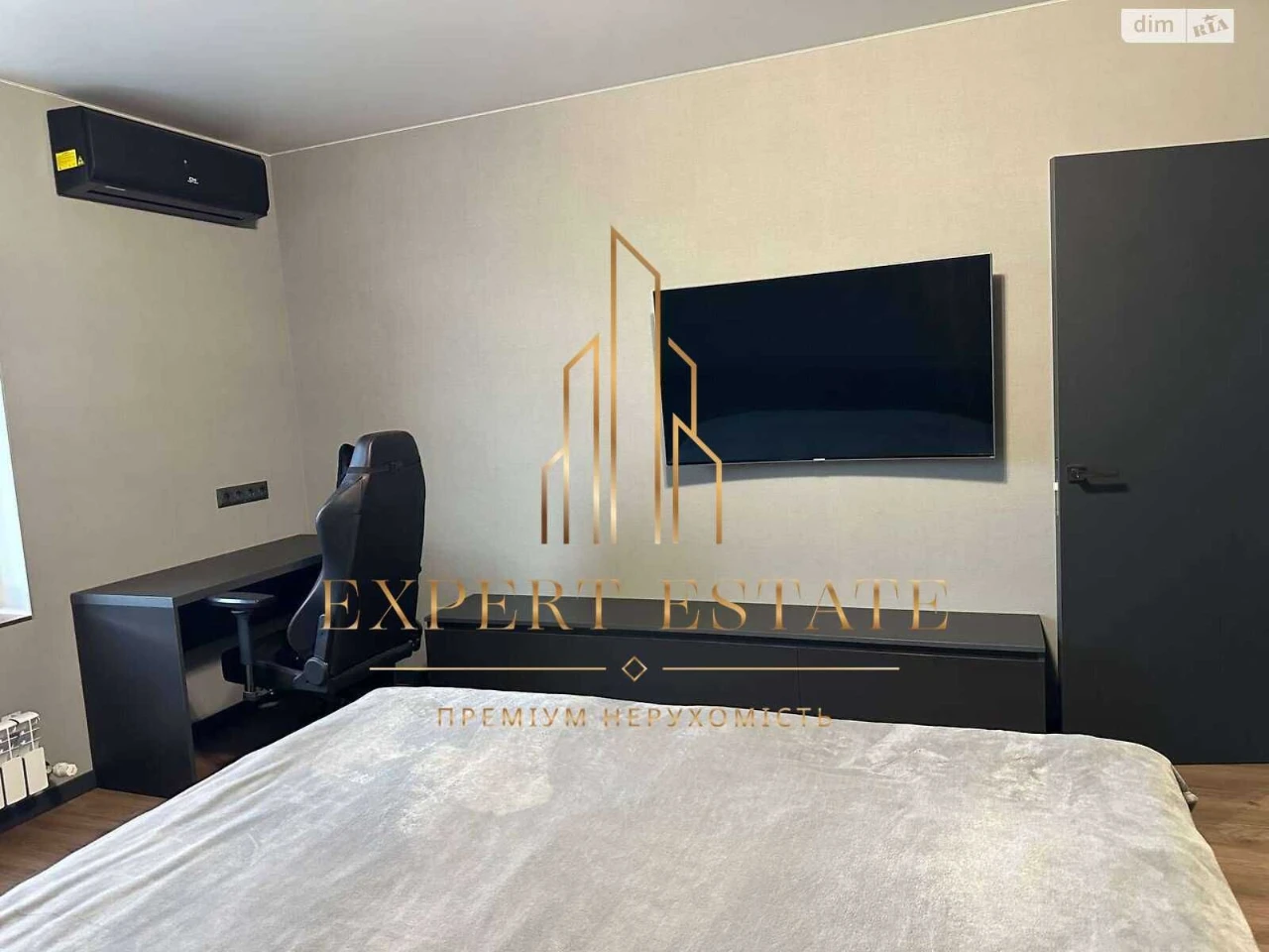 First time on sale! Designer apartment, top floor, metro