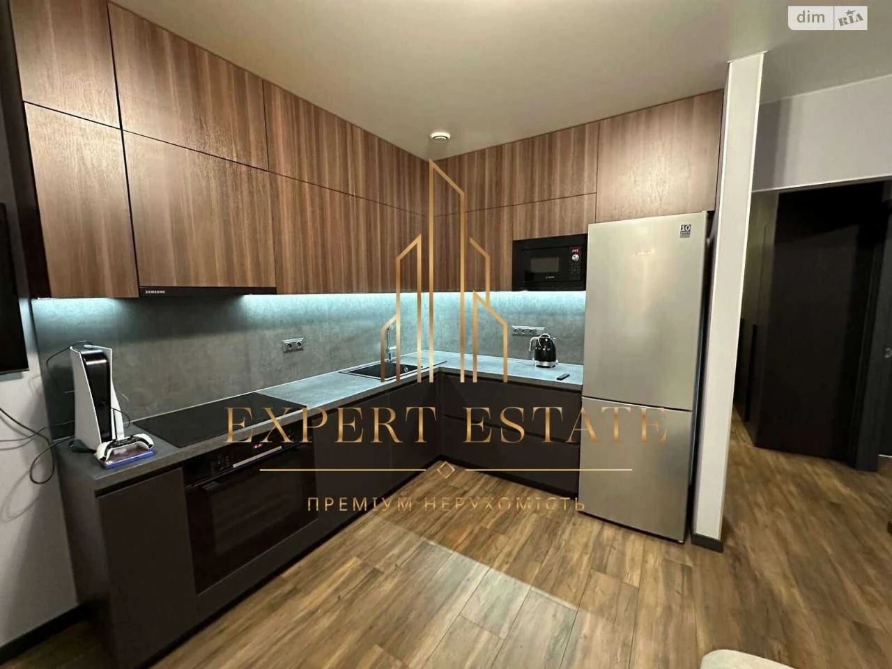 First time on sale! Designer apartment, top floor, metro