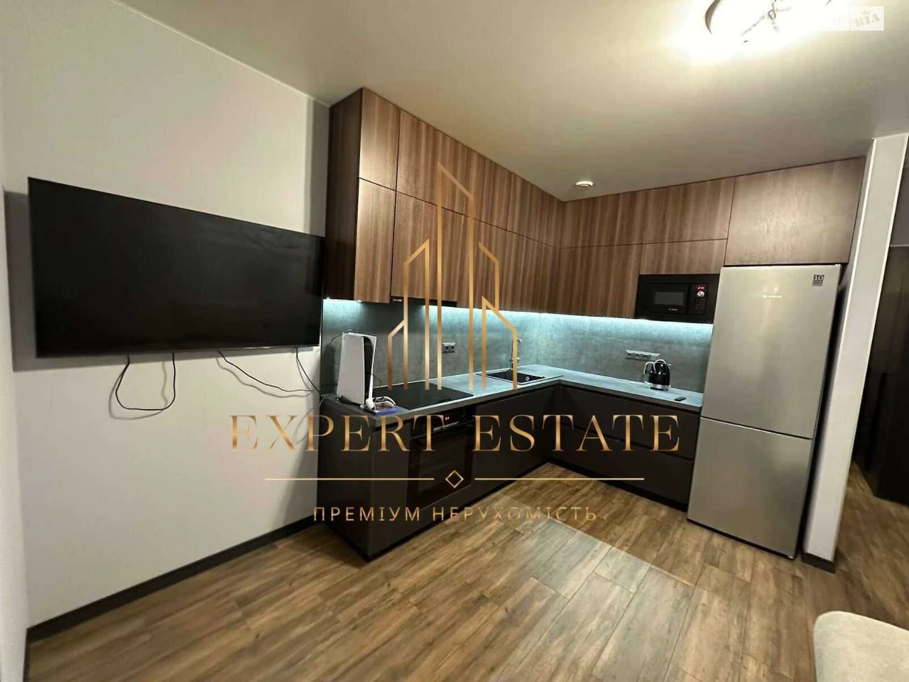 First time on sale! Designer apartment, top floor, metro