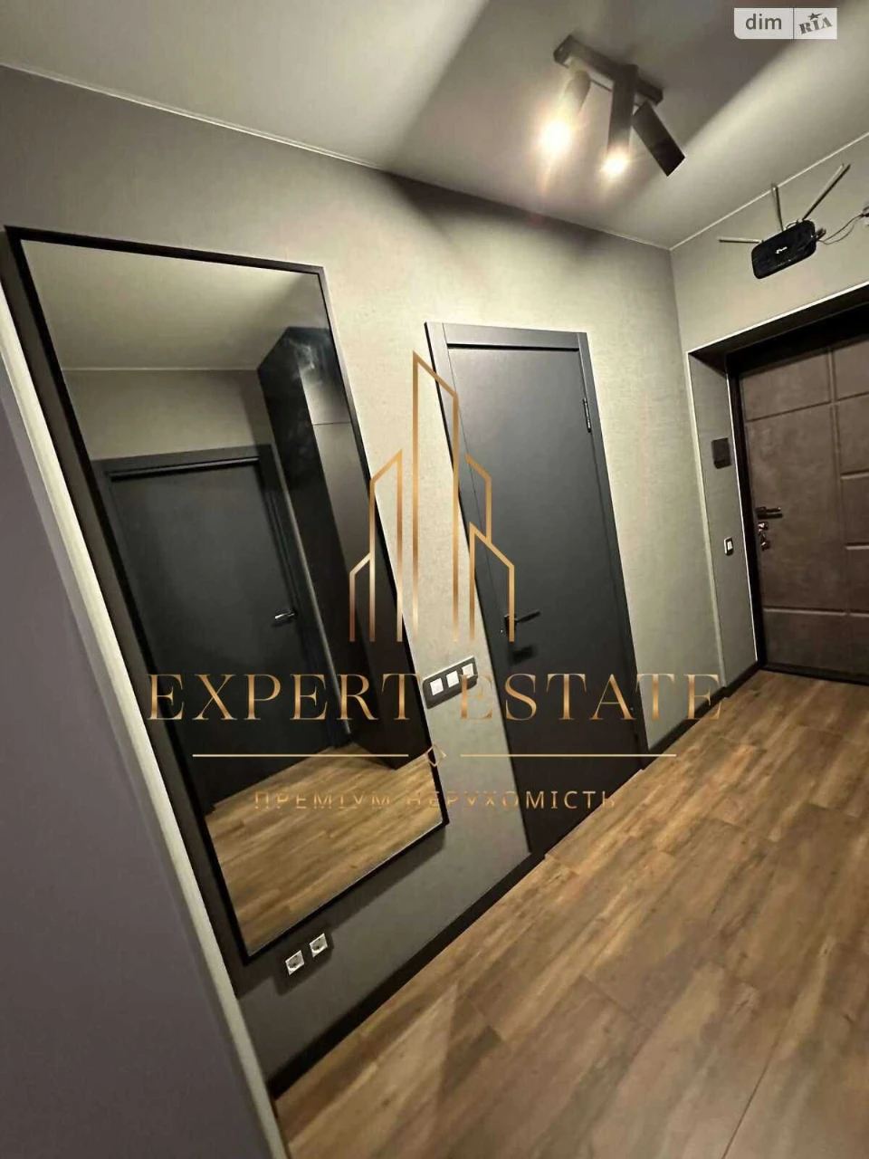 First time on sale! Designer apartment, top floor, metro