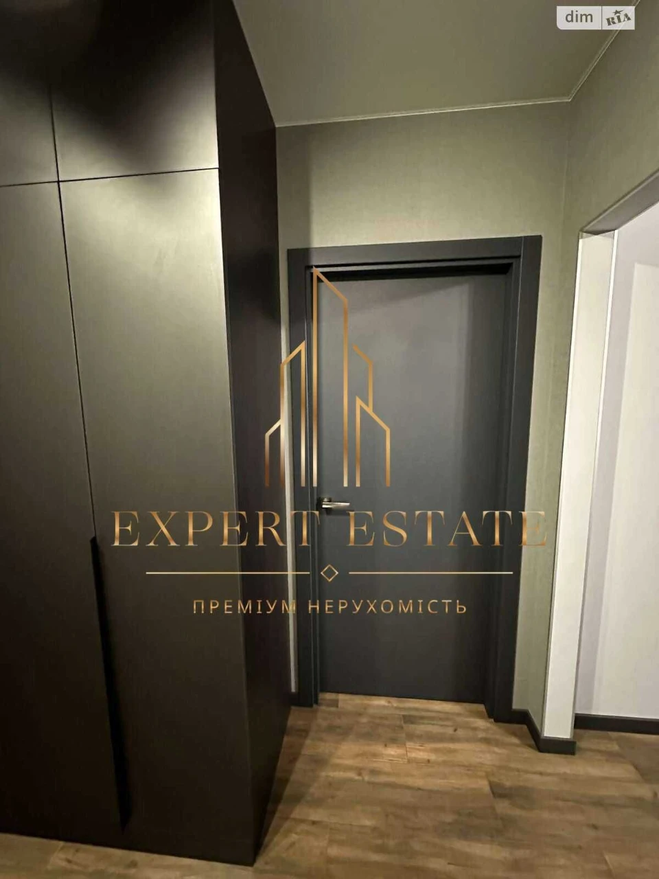 First time on sale! Designer apartment, top floor, metro