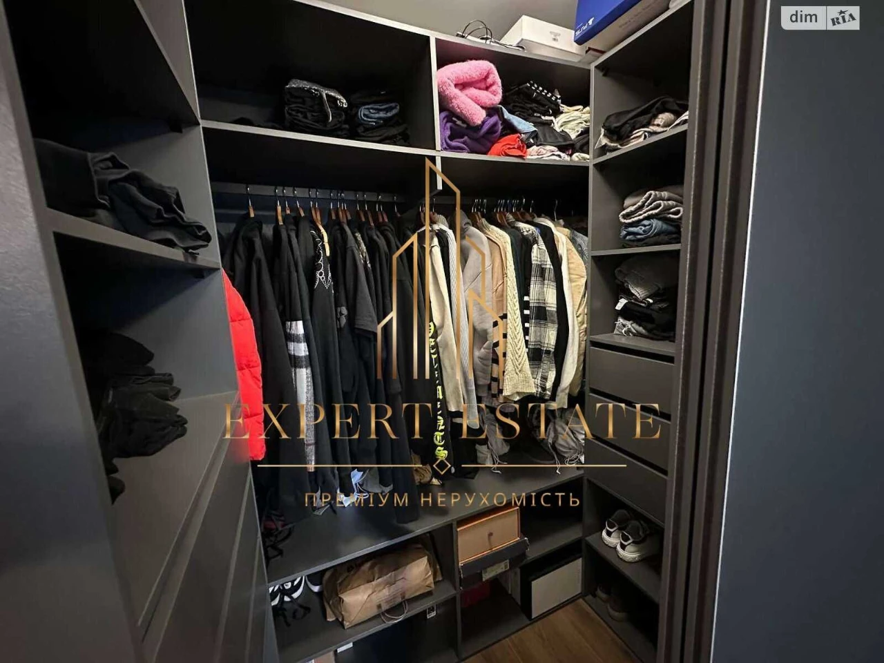 First time on sale! Designer apartment, top floor, metro