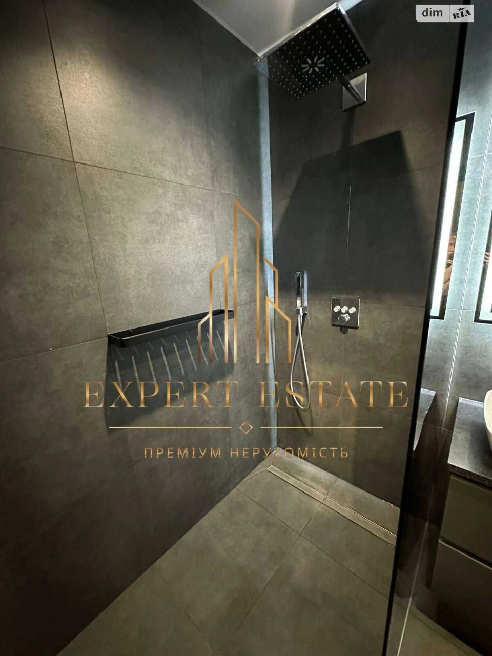 First time on sale! Designer apartment, top floor, metro