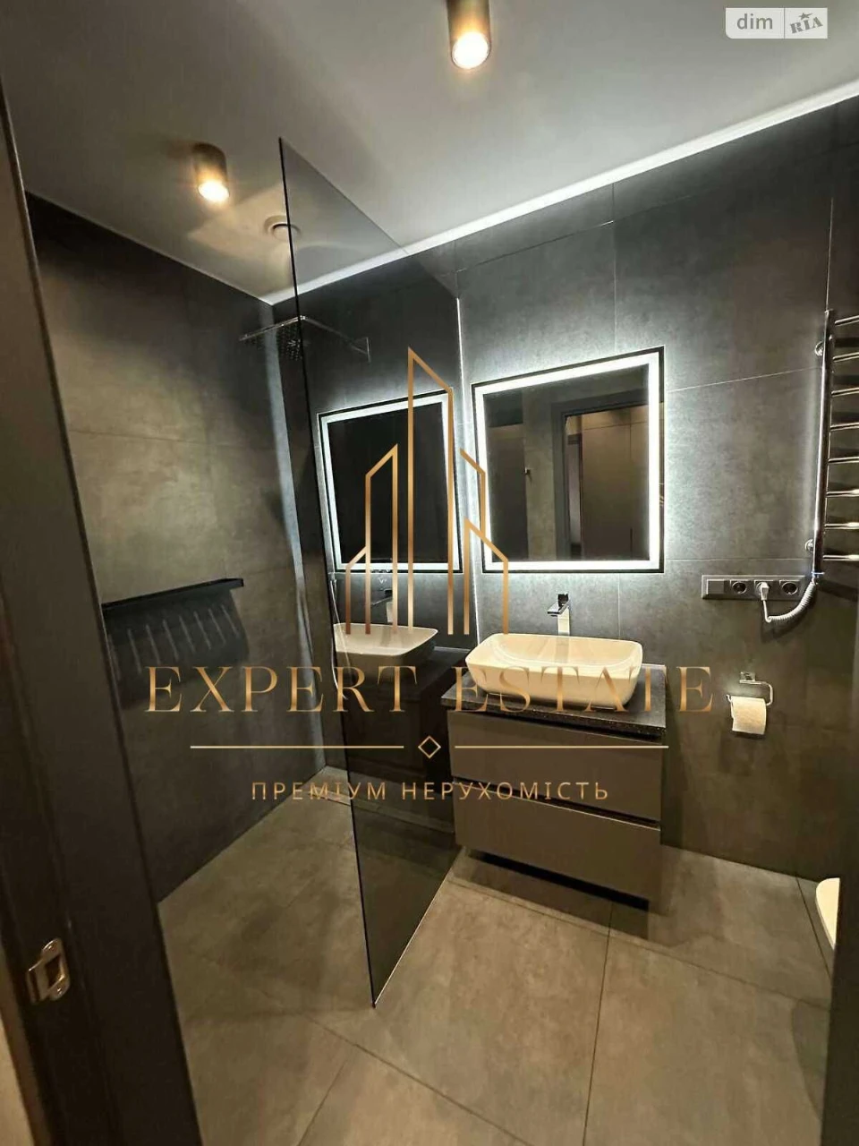 First time on sale! Designer apartment, top floor, metro