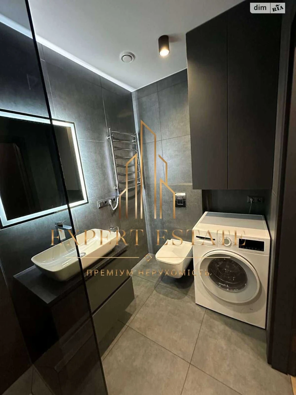 First time on sale! Designer apartment, top floor, metro