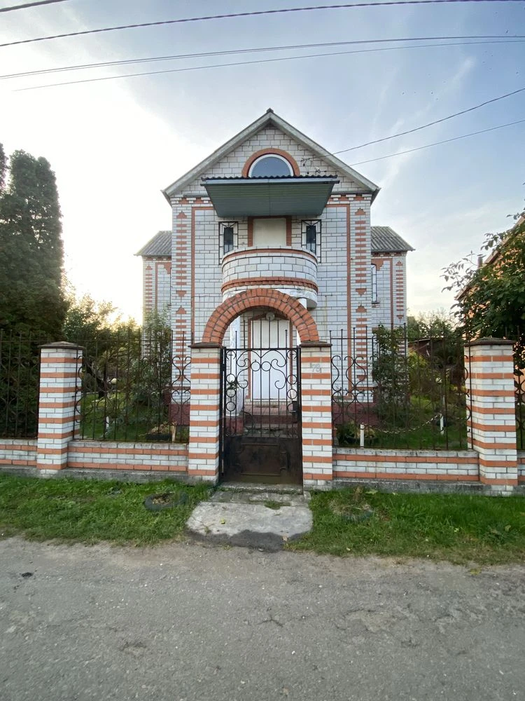будинок з ділянкою
