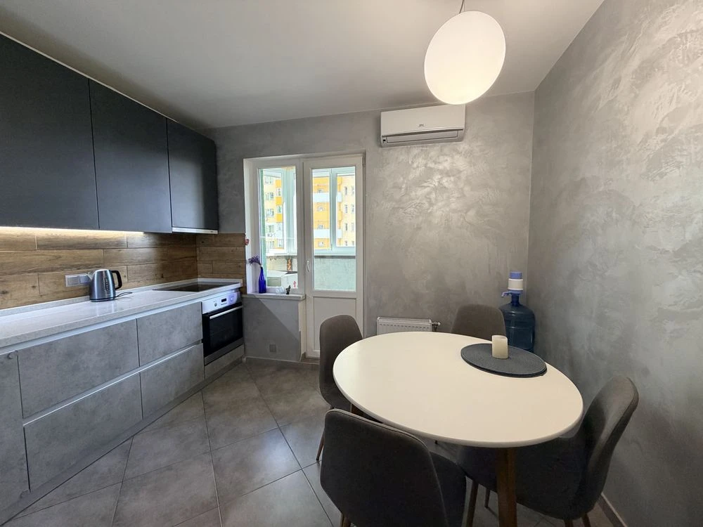 Продаж 1к квартири з ремонтом і меблями, ЖК "Амурський", метро
