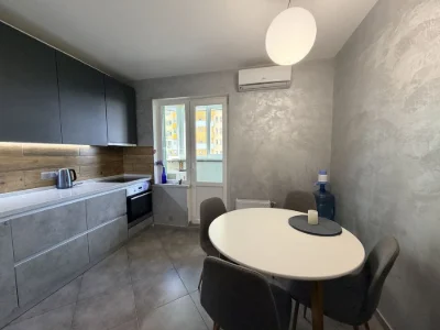 Продаж 1к квартири з ремонтом і меблями, ЖК "Амурський", метро