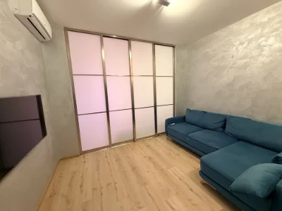 Продаж 1к квартири з ремонтом і меблями, ЖК "Амурський", метро