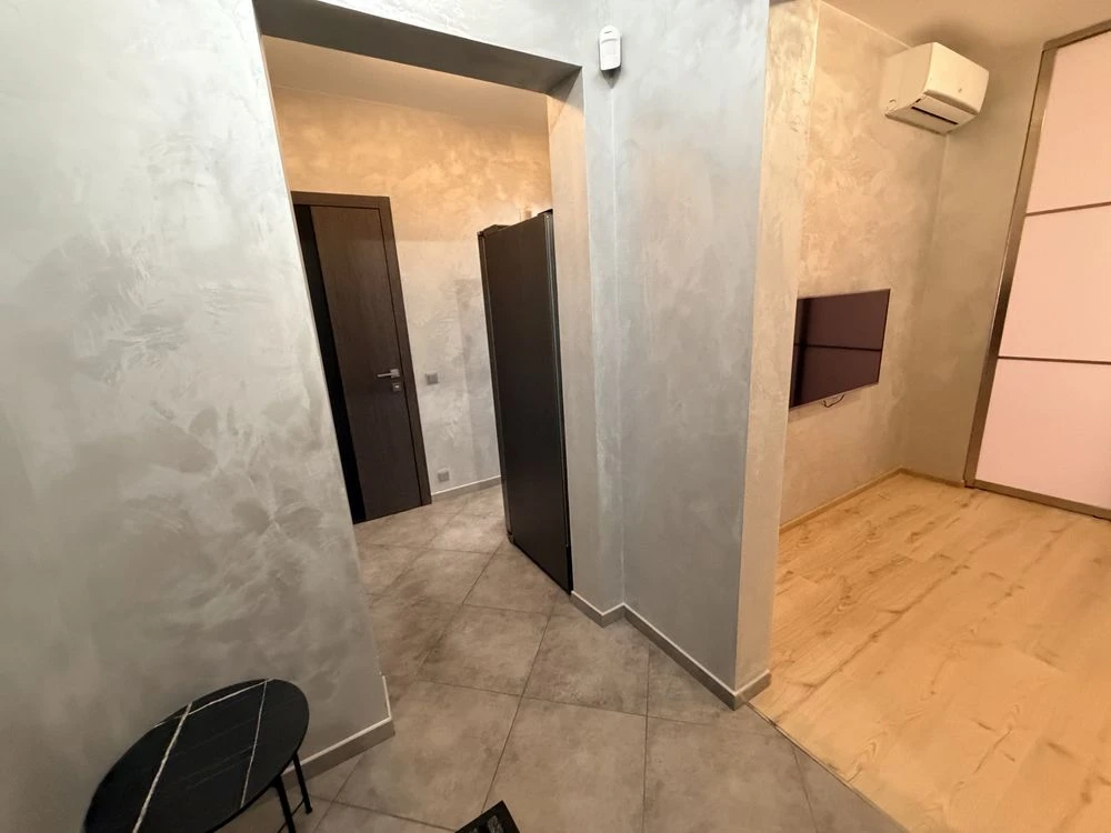 Продаж 1к квартири з ремонтом і меблями, ЖК "Амурський", метро