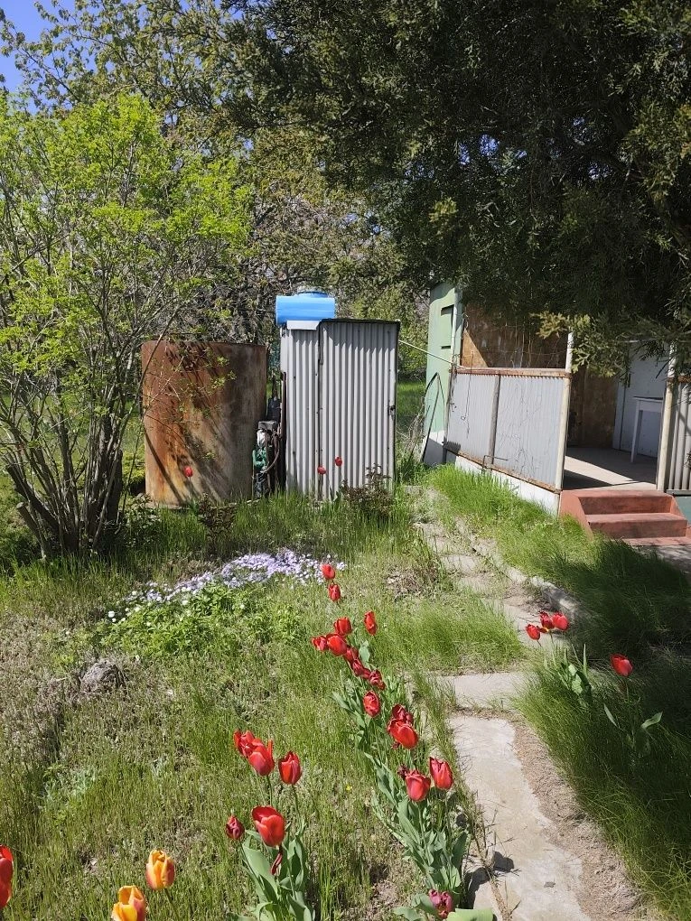 Продаю дачний участок з літнім домиком