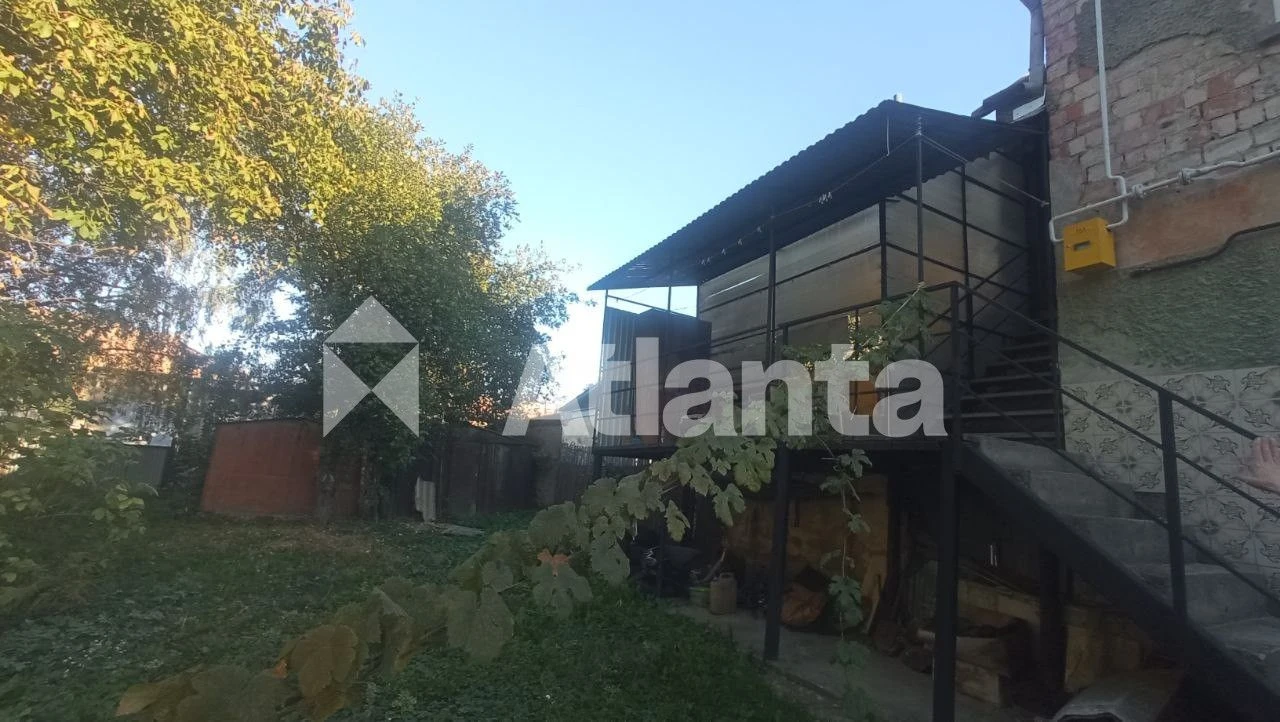 2-bedroom apartment with a private yard