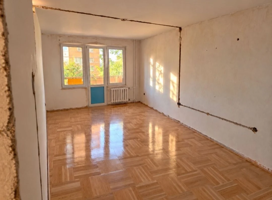 Metro 23 August, House 1, 2-room apartment for renovation