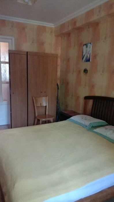 I am selling a 3-room apartment in the center of Zaporizhia