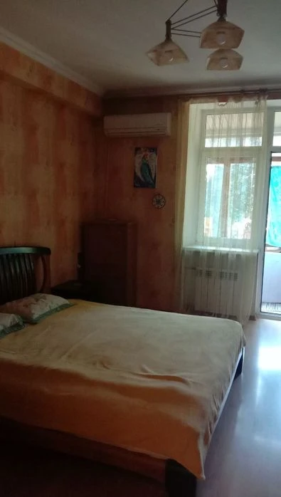 I am selling a 3-room apartment in the center of Zaporizhia