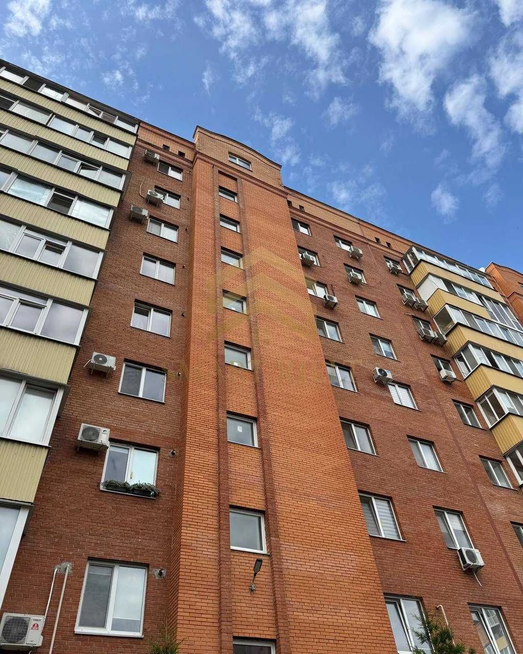 Sale of a 3-room apartment with renovation in a new building at Andriyivsky 29-B