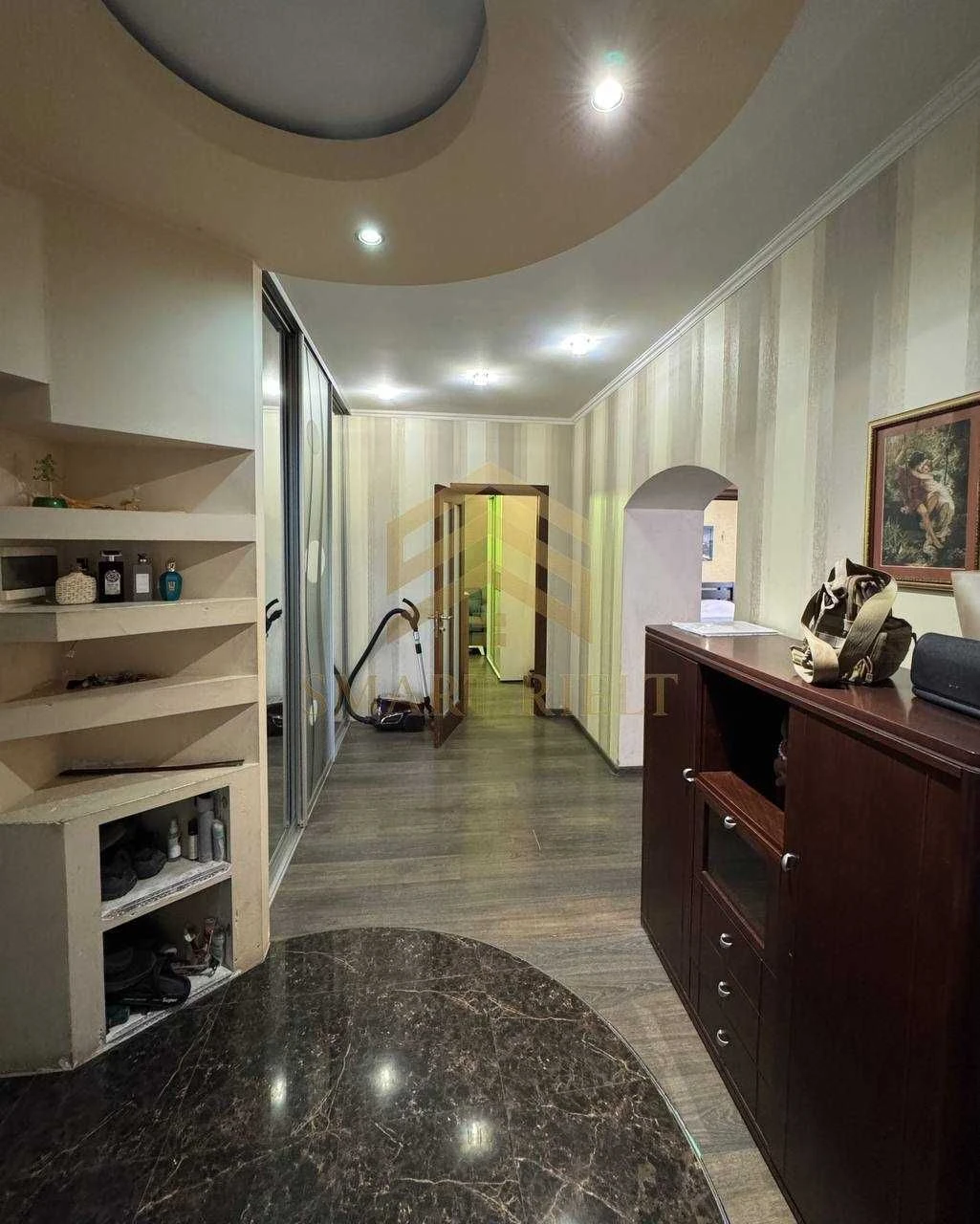 Sale of a 3-room apartment with renovation in a new building at Andriyivsky 29-B