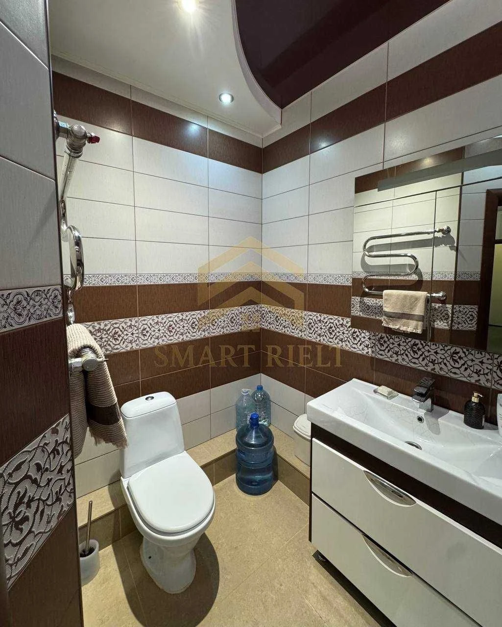Sale of a 3-room apartment with renovation in a new building at Andriyivsky 29-B
