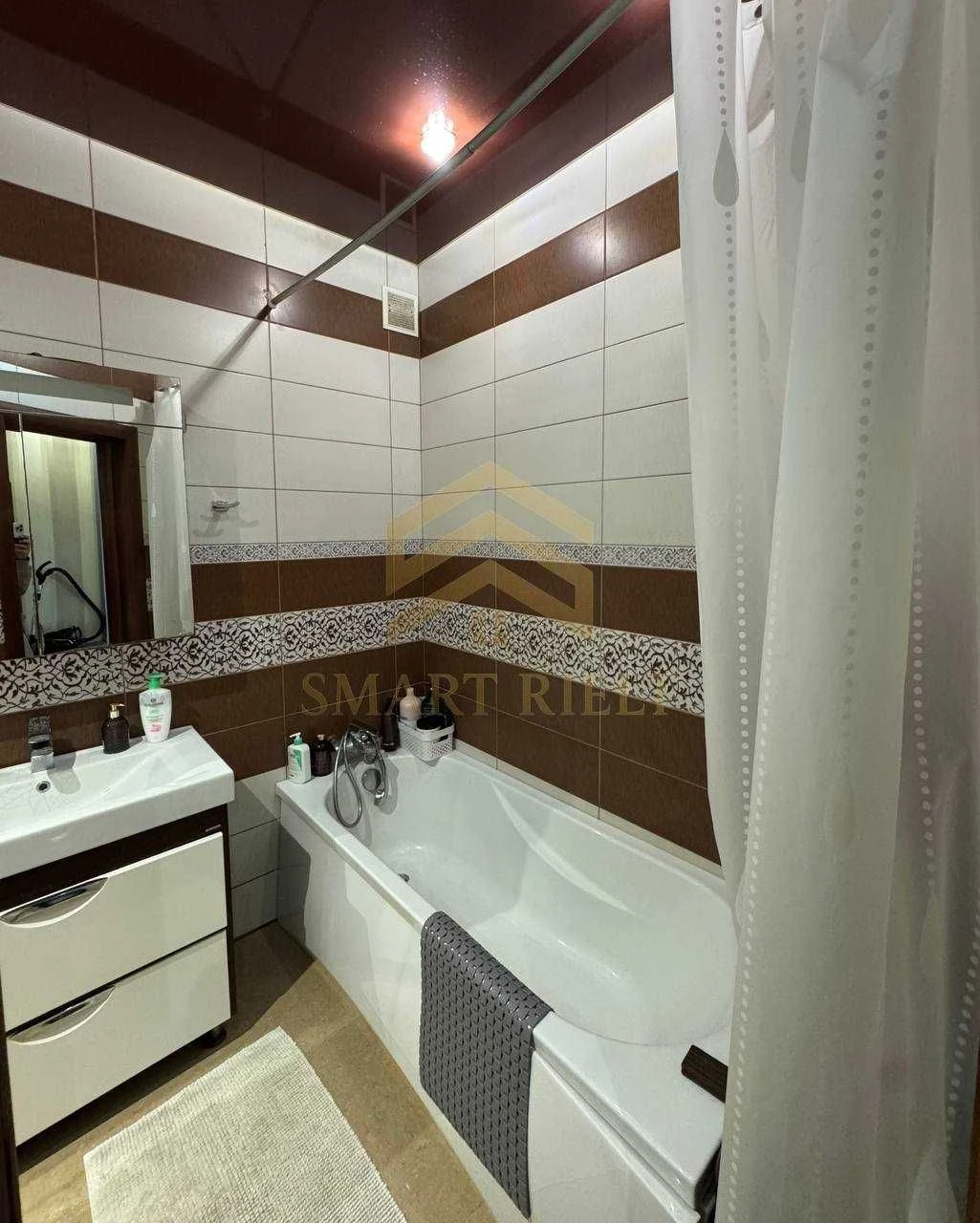 Sale of a 3-room apartment with renovation in a new building at Andriyivsky 29-B